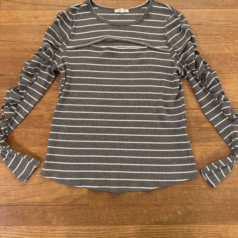 Maurices gray white long sleeve lightweight sweater shirt top size medium M
 b57